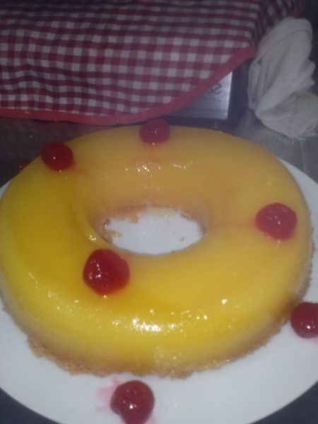 Quindim com pedaços de cereja e vários.
