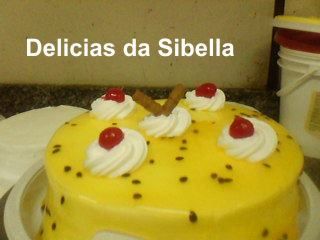 Torta de maracujá com pedaços de cereja
